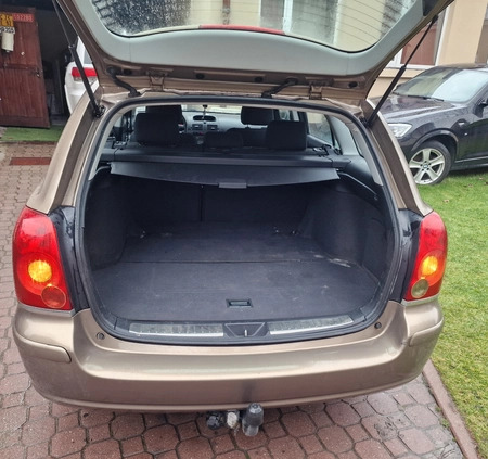 Toyota Avensis cena 7900 przebieg: 330000, rok produkcji 2003 z Radom małe 56